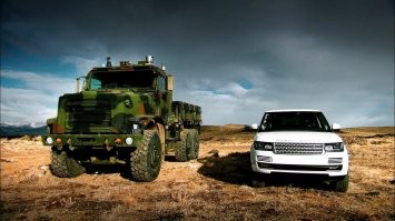 Маленький Fiat уделывает Range Rover на скользком подъеме