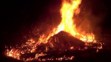 "...Во время похоронной церемонии мужчина очнулся, сел и, наверное, слегка удивился. Его спешно доставили в больницу, где он скончался еще раз через сутки..."
зная индийские похоронные церемонии, могу предположить - скончался от ожогов