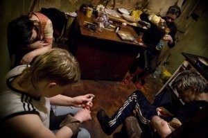 Вот наркопритон, их тысячи в России и там- деньги! Чисто?