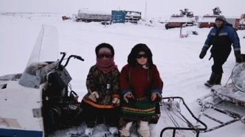 На рынке, просто в городе. Проблем не возникнет. Только не факт, что попадете в чум, их сейчас не многие ставят, а есть чумы не из шкур, а из бурукрытия, есть просто балки. Вот мои друзья: