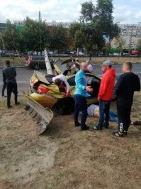 В местных пабликах пишут, что владелец Дмитрий Кислый продавал машину и приехали двое покупателей, взяли на тест и врезались, тем самым умер и продавец и три покупателя, продавца реально жалко он просто продавал свою машину, а тут приехали покупатели и убили себя и его. Хз, правда или нет...