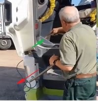 Так польза не от того что он выдувает, а от того что засасывает. Как это можно пульверизатором обозвать? Красная стрелка-показывает направление выдувания, зеленая-засасывания.