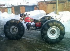 Ну если уж прям приспичило выехать на лёд на машине, а не на плавучем вездеходе-амфибии, до хоть самодельном "чебураторе-каракате", то хоть обезопась себя и машину. 
Ну хоть пантоны какие-нибудь приделал. 
Это дешевле выйдет, чем даже старенький "Хантер".

Типа такого: