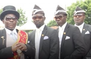 "Успеть бы!": могильщики решили устроить акцию к Новому году и разыграть скидки на надгробия