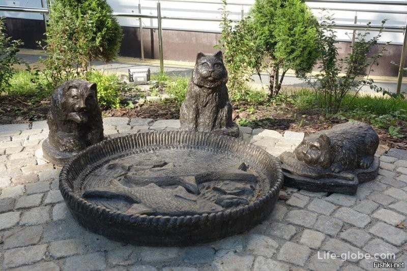 Знаете, я, когда прочитала оправдания "художника" была просто в шоке. Это не "металл сложный материал", а руки из жо.. и совершенно никакого таланта. Но ведь как называют! Скульптор. Тьфу!!!! Вот работы современных художников. Тоже конечно кому как, но несомненно владение материалом без тупых оправданий. Между прочим скульптуру ангела с водяными крыльями сделала женщина. И вот примеры из моего города. Современнее некуда. Группа котов у "Котофейни" и совсем свеженькая скульптура "Курортница". Кстати по смете изготовление и установка вышли тоже около миллиона. Но как видите разница очевидна.