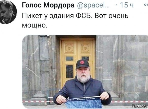 такое впечатление, что он обосрался, и даже запаска есть, но переодеться негде =)