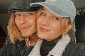 на нескольких фото (типа первого) парни какие-то откровенно женоподобные......
и взгляд - не мужицкий....губки....улыбонька Джоконды....
робкие волосятки на бородке побрей - и точно тёлочка получится....