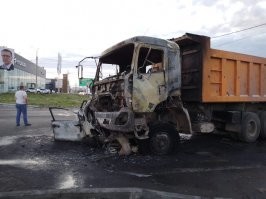 ""В страшной трагедии погибли молодые, полные сил и планов на жизнь Юрий, Татьяна и их сын Егор. Дочь Елена находится в реанимации в тяжелом состоянии.
В тот вечер семья возвращалась с работы. В момент проезда перекрестка улицы Магнитной и шоссе Космонавтов произошло столкновении с грузовиком, поворачивавшим на перекрестке.
Родители погибли сразу и сгорели. Егор скончался в скорой помощи. Чудом в живых осталась 15-летняя Елена. В ближайшее время Елене предстоит транспортировка в Челябинск и оперативное вмешательство. Елена еще не знает, что осталась сиротой. Ей необходима помощь психологов.""