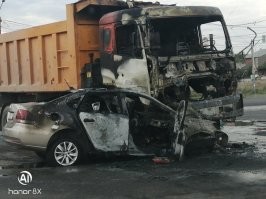 ""В страшной трагедии погибли молодые, полные сил и планов на жизнь Юрий, Татьяна и их сын Егор. Дочь Елена находится в реанимации в тяжелом состоянии.
В тот вечер семья возвращалась с работы. В момент проезда перекрестка улицы Магнитной и шоссе Космонавтов произошло столкновении с грузовиком, поворачивавшим на перекрестке.
Родители погибли сразу и сгорели. Егор скончался в скорой помощи. Чудом в живых осталась 15-летняя Елена. В ближайшее время Елене предстоит транспортировка в Челябинск и оперативное вмешательство. Елена еще не знает, что осталась сиротой. Ей необходима помощь психологов.""