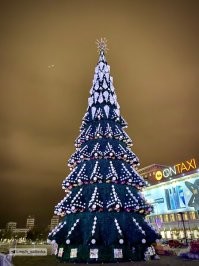 У нас у же много лет ставят искусственные елки, именно эту уже 3-й год и все отлично выглядит.