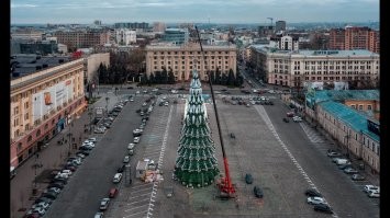 У нас у же много лет ставят искусственные елки, именно эту уже 3-й год и все отлично выглядит.