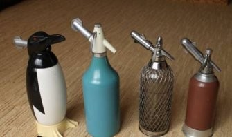 А ещё для создания вкуснейших лимонадов в 80-е мы использовали устройство под названием "сифон" (не путать с "сифонами" наших дней). Вот у нас был 2й слева. 
Школоте не понять.