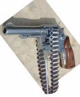 <<<  из револьвера нельзя выстрелить двадцать пять раз >>>

С чего вдруг? 30 зарядов:



ХЗ сколько, но много, и можно добавить:



Ну и вишенка на торте - 48 зарядов! Причем если кончились патроны - можно просто уэбать по голове.