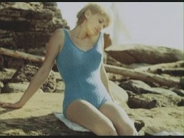 "Смотрите какая она тут хрупкая и трогательная", - с таким "пузиком" и "хрупкая"?