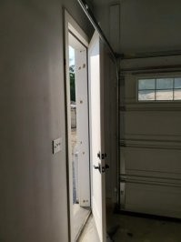 ну и где тут кабели? или направляющие для ворот тоже кабели? тупой юмор для тупых людей (а ведь на фото всё в США происходит...)