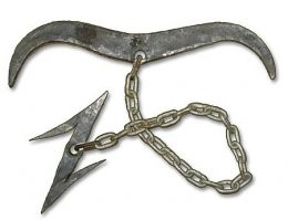 Исторический волчий капкан. Верхняя часть ловушки использовалась для крепления между ветвями дерева, а нижняя часть, на которую крепилось мясо, предназначалась для заглатывания волком....вот кайет и попался