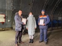 Сотруднику предприятия по сортировке мусора попался кот в мешке