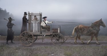 Ведьму привезли, топить будут?