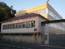 В свое время работал на этом заводе (БЭЗКП и СПТ). На вид - обычная контора за обычным забором, внутри - все очень строго, все помещения разделены по зонам стерильности и соответствующим допускам по картам. 
 В самой чистой зоне манипуляции с дезинфекцией похожи на хирургические: стерилизованная одежда, перчатки, маски, дезинфицирование обуви и т.д. Причем завод производил не только питание для космонавтов, но и обычные концентраты типа горохового супа в брикетах для розничной торговли
