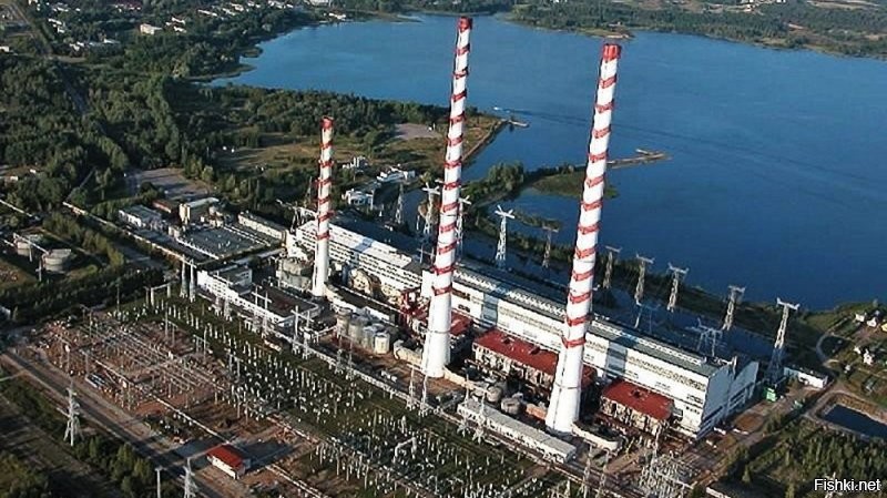 ...в Бричмулле под Ташкентом, Ленин был похож на шашлычника из соседней чайханы, в таджикском Душанбе Ленин был вылитым таджиком, а в Ашхабаде, что в Туркмении, вождь, конечно же напоминал лицо титульной национальности... 

В Литве, в посёлке Электренай, фасад Литовской ГРЭС, под лозунгом - "Наша цель - коммунизм" (Mūsų tikslas - komunizmas) украшал гордый профиль великого вождя абсолютно арийского типа - если не знать, что у дедушки Ленина чувашские корни, можно было подумать, что он чистопородный Литовец. 

Полагаю, так было во всех республиках бывшего СССР. Как только его на Украине с оселедцем не изобразили...

Картинку, к сожалению уже не найти - за тридцать лет они там всё десоветизировали... Я работал в Каунасэнергоремонте в восьмидесятом.