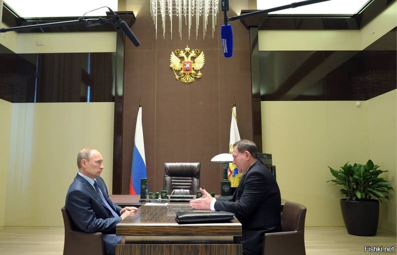 Чувак очнись, ты обосрался. Это настоящий кабинет Путина, просто ракурс был неудачный.