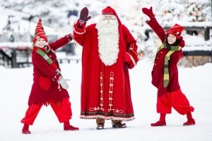 Эм.....  Так сравнивается Дед Мороз и Санта? Тогда зачем фраза про пальто "....и со снежинками, у лапландского гостя   короткое, красное и..."? В лапландии проживает Ёулупукки (Joulupukki), а именно в Корватунтури, а не Санта (тот на Северном полюсе). И с шубой у Ёулупукки всё норм.