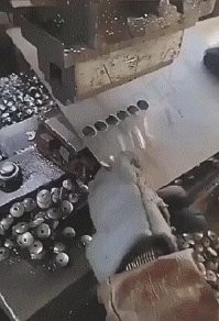 У меня сердце кровью обливается. 
Или штамп загубит или пальцы отрежет.