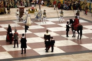 играть, так по настоящему