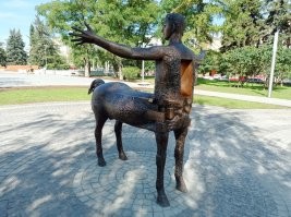 Может так и было задумано.
Вот ещё кентавр с улыбкой первого космонавта