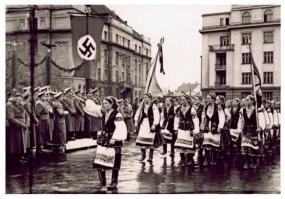 Свастики на военном кладбище США