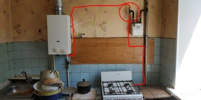 Газовая колонка осталась практически там же. Занимает второй слева шкафчик. Переварили разводку после газового счетчика, оставили только малюсенькие отводы трубы вверх-вниз с кранами сразу после счетчика. После кранов - гибкие газовые шланги. К колонке - по верху, за вытяжкой плиты, к плите - за газовым стояком. Так что всё в доступе, но не видно. ;) Как-то так.