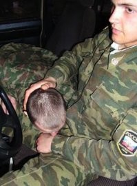 "По уставу, после присяги выполняют приказы, потом можно обжаловать...." Набор слов имеющих мало общего с реальностью. На практике вряд ли кто будет обжаловать неуставщину. Ее просто нереально доказать. Нашли солдатика повешеным, убитым, хоть бы и со следами избиений и издевательств : "А, это он из-за неразделенной любви, из-за девки. Это не мы." Даже вопиющие, откровенные случаи родственники доказать не могут. А как доказать износ, принуждение к сексу? 

А этот парень, Шамсутдинов, выполнял приказы, служил честно, по собственному желанию пошел в армию, имел желание продолжать службу и потом. Был терпеливым, неконфликтным и работящим. Воспитывался отцом военным. Мог бы стать хорошим военным спецом, а из-за уродов-садистов будет сидеть.