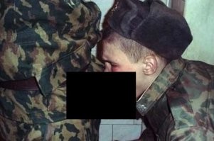 "По уставу, после присяги выполняют приказы, потом можно обжаловать...." Набор слов имеющих мало общего с реальностью. На практике вряд ли кто будет обжаловать неуставщину. Ее просто нереально доказать. Нашли солдатика повешеным, убитым, хоть бы и со следами избиений и издевательств : "А, это он из-за неразделенной любви, из-за девки. Это не мы." Даже вопиющие, откровенные случаи родственники доказать не могут. А как доказать износ, принуждение к сексу? 

А этот парень, Шамсутдинов, выполнял приказы, служил честно, по собственному желанию пошел в армию, имел желание продолжать службу и потом. Был терпеливым, неконфликтным и работящим. Воспитывался отцом военным. Мог бы стать хорошим военным спецом, а из-за уродов-садистов будет сидеть.