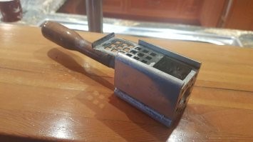 Данный предмет позволяет натирать лыжи воском.  Видимо автор вбивал в поиск фотки и искал ссылки, а потом давал "ответы" без понимания сути. Это одна из разновидностей утюга для лыжь.  Просто натреть парафином лыжи легко просто руками, для это только сам парафин и нужен, ну еще неплохо размазать пробкой или чем то похожим. А вот профессионалам надо немного по другому - 1. воск выбрать по температуре прямо ла лыжне 2. нанести прочно 3. нанести тонким слоем,  на 1 гонку. Для этого в этот утюжок клали таблетки сухого спирта, поджигали и этим утюгом гладили лыжи. Как видим смысл предмета и то что автор написал - отличается