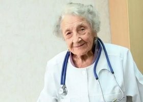 Алла Левушкина, самый возрастной практикующий российский хирург.