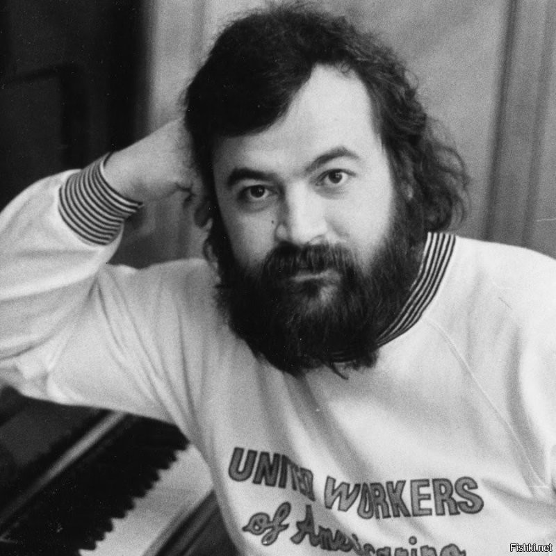 Олег Парастаев, тот самый "клавишник из 2087 года", автор песни "На заре", которая спустя три с лишним десятка лет после премьеры  вдруг стала мегахитом, набрав на ютубе десятки миллионов просмотров.