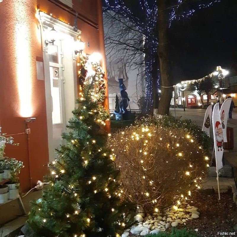 А у нас в городе очень красиво! На городской площади поставили искусственную ёлку. Но она очень хороша. Рядом волшебный домик и светящийся подарок. Главная улица тоже украшена на славу! Стараются и город и владельцы магазинов. Но вот снеговики-музыканты и парусник возле нашей школы. Олень и ещё ёлка возле ФОКа. Карета возле заправки на выезде из города. А недавно на трёх башенных кранах, где идёт стройка подвесили три огромные звезды. Они просто волшебно светятся в ночи высоко в небе. Короче несмотря на все трудности праздник чувствуется и поднимает настроение всем и гостям города и жителям.  Удачи нам всем и счастливого Нового года! Нельзя унывать и думать только о плохом. Находите радость в малом. А пока полюбуйтесь нашим городком.