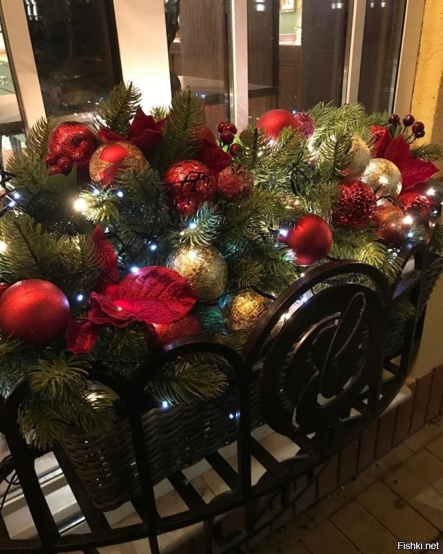 А у нас в городе очень красиво! На городской площади поставили искусственную ёлку. Но она очень хороша. Рядом волшебный домик и светящийся подарок. Главная улица тоже украшена на славу! Стараются и город и владельцы магазинов. Но вот снеговики-музыканты и парусник возле нашей школы. Олень и ещё ёлка возле ФОКа. Карета возле заправки на выезде из города. А недавно на трёх башенных кранах, где идёт стройка подвесили три огромные звезды. Они просто волшебно светятся в ночи высоко в небе. Короче несмотря на все трудности праздник чувствуется и поднимает настроение всем и гостям города и жителям.  Удачи нам всем и счастливого Нового года! Нельзя унывать и думать только о плохом. Находите радость в малом. А пока полюбуйтесь нашим городком.