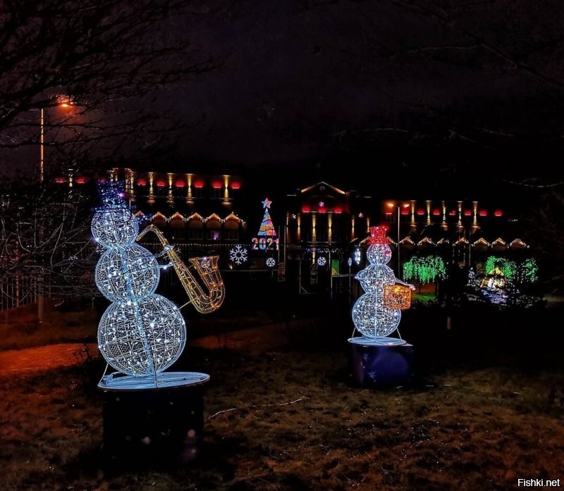 А у нас в городе очень красиво! На городской площади поставили искусственную ёлку. Но она очень хороша. Рядом волшебный домик и светящийся подарок. Главная улица тоже украшена на славу! Стараются и город и владельцы магазинов. Но вот снеговики-музыканты и парусник возле нашей школы. Олень и ещё ёлка возле ФОКа. Карета возле заправки на выезде из города. А недавно на трёх башенных кранах, где идёт стройка подвесили три огромные звезды. Они просто волшебно светятся в ночи высоко в небе. Короче несмотря на все трудности праздник чувствуется и поднимает настроение всем и гостям города и жителям.  Удачи нам всем и счастливого Нового года! Нельзя унывать и думать только о плохом. Находите радость в малом. А пока полюбуйтесь нашим городком.
