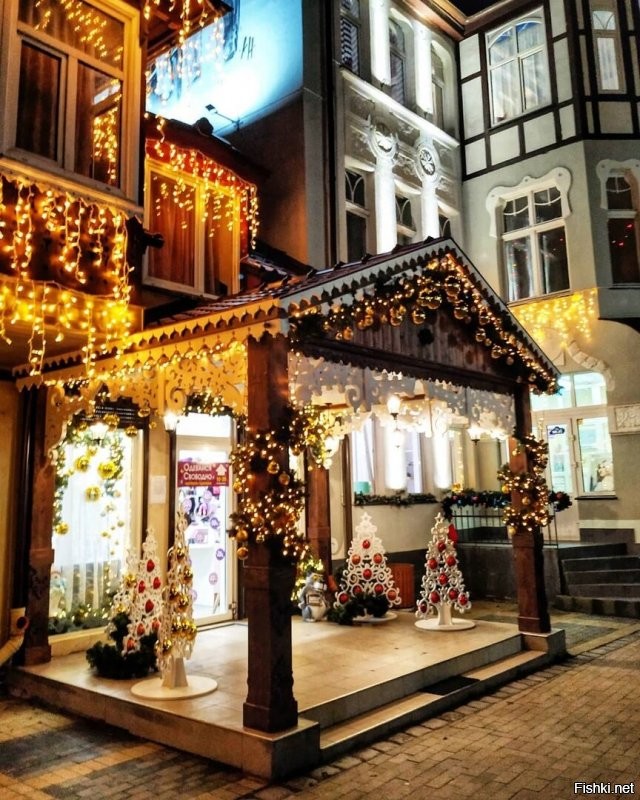 А у нас в городе очень красиво! На городской площади поставили искусственную ёлку. Но она очень хороша. Рядом волшебный домик и светящийся подарок. Главная улица тоже украшена на славу! Стараются и город и владельцы магазинов. Но вот снеговики-музыканты и парусник возле нашей школы. Олень и ещё ёлка возле ФОКа. Карета возле заправки на выезде из города. А недавно на трёх башенных кранах, где идёт стройка подвесили три огромные звезды. Они просто волшебно светятся в ночи высоко в небе. Короче несмотря на все трудности праздник чувствуется и поднимает настроение всем и гостям города и жителям.  Удачи нам всем и счастливого Нового года! Нельзя унывать и думать только о плохом. Находите радость в малом. А пока полюбуйтесь нашим городком.