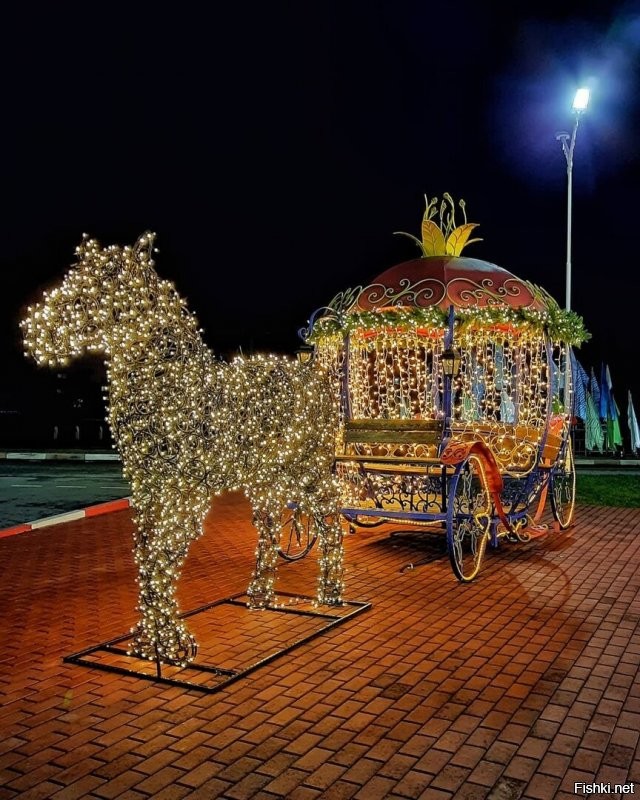А у нас в городе очень красиво! На городской площади поставили искусственную ёлку. Но она очень хороша. Рядом волшебный домик и светящийся подарок. Главная улица тоже украшена на славу! Стараются и город и владельцы магазинов. Но вот снеговики-музыканты и парусник возле нашей школы. Олень и ещё ёлка возле ФОКа. Карета возле заправки на выезде из города. А недавно на трёх башенных кранах, где идёт стройка подвесили три огромные звезды. Они просто волшебно светятся в ночи высоко в небе. Короче несмотря на все трудности праздник чувствуется и поднимает настроение всем и гостям города и жителям.  Удачи нам всем и счастливого Нового года! Нельзя унывать и думать только о плохом. Находите радость в малом. А пока полюбуйтесь нашим городком.