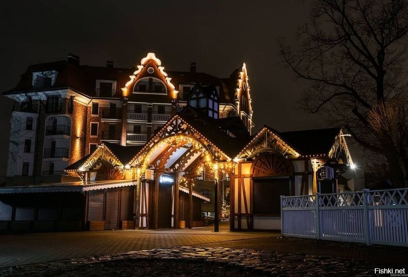 А у нас в городе очень красиво! На городской площади поставили искусственную ёлку. Но она очень хороша. Рядом волшебный домик и светящийся подарок. Главная улица тоже украшена на славу! Стараются и город и владельцы магазинов. Но вот снеговики-музыканты и парусник возле нашей школы. Олень и ещё ёлка возле ФОКа. Карета возле заправки на выезде из города. А недавно на трёх башенных кранах, где идёт стройка подвесили три огромные звезды. Они просто волшебно светятся в ночи высоко в небе. Короче несмотря на все трудности праздник чувствуется и поднимает настроение всем и гостям города и жителям.  Удачи нам всем и счастливого Нового года! Нельзя унывать и думать только о плохом. Находите радость в малом. А пока полюбуйтесь нашим городком.