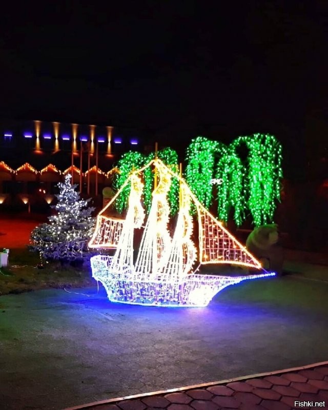 А у нас в городе очень красиво! На городской площади поставили искусственную ёлку. Но она очень хороша. Рядом волшебный домик и светящийся подарок. Главная улица тоже украшена на славу! Стараются и город и владельцы магазинов. Но вот снеговики-музыканты и парусник возле нашей школы. Олень и ещё ёлка возле ФОКа. Карета возле заправки на выезде из города. А недавно на трёх башенных кранах, где идёт стройка подвесили три огромные звезды. Они просто волшебно светятся в ночи высоко в небе. Короче несмотря на все трудности праздник чувствуется и поднимает настроение всем и гостям города и жителям.  Удачи нам всем и счастливого Нового года! Нельзя унывать и думать только о плохом. Находите радость в малом. А пока полюбуйтесь нашим городком.