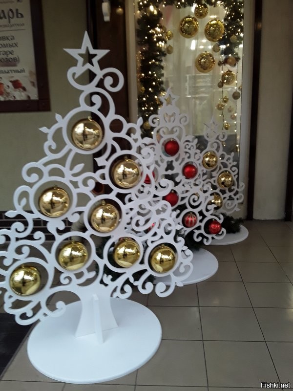 А у нас в городе очень красиво! На городской площади поставили искусственную ёлку. Но она очень хороша. Рядом волшебный домик и светящийся подарок. Главная улица тоже украшена на славу! Стараются и город и владельцы магазинов. Но вот снеговики-музыканты и парусник возле нашей школы. Олень и ещё ёлка возле ФОКа. Карета возле заправки на выезде из города. А недавно на трёх башенных кранах, где идёт стройка подвесили три огромные звезды. Они просто волшебно светятся в ночи высоко в небе. Короче несмотря на все трудности праздник чувствуется и поднимает настроение всем и гостям города и жителям.  Удачи нам всем и счастливого Нового года! Нельзя унывать и думать только о плохом. Находите радость в малом. А пока полюбуйтесь нашим городком.