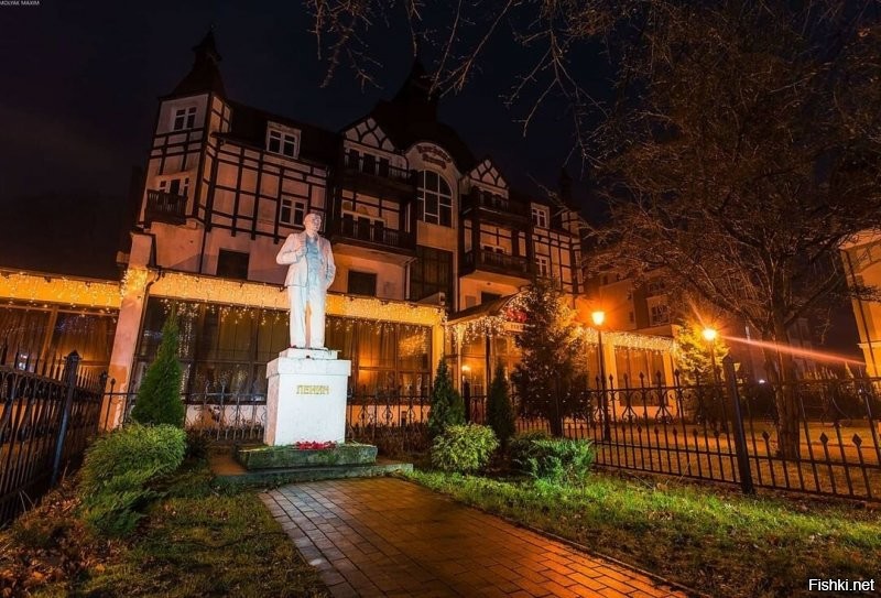 А у нас в городе очень красиво! На городской площади поставили искусственную ёлку. Но она очень хороша. Рядом волшебный домик и светящийся подарок. Главная улица тоже украшена на славу! Стараются и город и владельцы магазинов. Но вот снеговики-музыканты и парусник возле нашей школы. Олень и ещё ёлка возле ФОКа. Карета возле заправки на выезде из города. А недавно на трёх башенных кранах, где идёт стройка подвесили три огромные звезды. Они просто волшебно светятся в ночи высоко в небе. Короче несмотря на все трудности праздник чувствуется и поднимает настроение всем и гостям города и жителям.  Удачи нам всем и счастливого Нового года! Нельзя унывать и думать только о плохом. Находите радость в малом. А пока полюбуйтесь нашим городком.