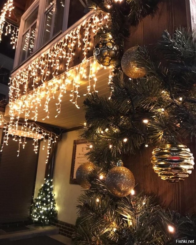 А у нас в городе очень красиво! На городской площади поставили искусственную ёлку. Но она очень хороша. Рядом волшебный домик и светящийся подарок. Главная улица тоже украшена на славу! Стараются и город и владельцы магазинов. Но вот снеговики-музыканты и парусник возле нашей школы. Олень и ещё ёлка возле ФОКа. Карета возле заправки на выезде из города. А недавно на трёх башенных кранах, где идёт стройка подвесили три огромные звезды. Они просто волшебно светятся в ночи высоко в небе. Короче несмотря на все трудности праздник чувствуется и поднимает настроение всем и гостям города и жителям.  Удачи нам всем и счастливого Нового года! Нельзя унывать и думать только о плохом. Находите радость в малом. А пока полюбуйтесь нашим городком.