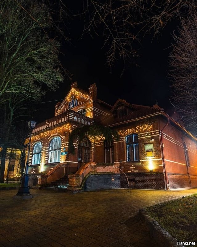 А у нас в городе очень красиво! На городской площади поставили искусственную ёлку. Но она очень хороша. Рядом волшебный домик и светящийся подарок. Главная улица тоже украшена на славу! Стараются и город и владельцы магазинов. Но вот снеговики-музыканты и парусник возле нашей школы. Олень и ещё ёлка возле ФОКа. Карета возле заправки на выезде из города. А недавно на трёх башенных кранах, где идёт стройка подвесили три огромные звезды. Они просто волшебно светятся в ночи высоко в небе. Короче несмотря на все трудности праздник чувствуется и поднимает настроение всем и гостям города и жителям.  Удачи нам всем и счастливого Нового года! Нельзя унывать и думать только о плохом. Находите радость в малом. А пока полюбуйтесь нашим городком.