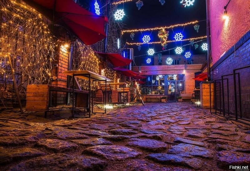 А у нас в городе очень красиво! На городской площади поставили искусственную ёлку. Но она очень хороша. Рядом волшебный домик и светящийся подарок. Главная улица тоже украшена на славу! Стараются и город и владельцы магазинов. Но вот снеговики-музыканты и парусник возле нашей школы. Олень и ещё ёлка возле ФОКа. Карета возле заправки на выезде из города. А недавно на трёх башенных кранах, где идёт стройка подвесили три огромные звезды. Они просто волшебно светятся в ночи высоко в небе. Короче несмотря на все трудности праздник чувствуется и поднимает настроение всем и гостям города и жителям.  Удачи нам всем и счастливого Нового года! Нельзя унывать и думать только о плохом. Находите радость в малом. А пока полюбуйтесь нашим городком.