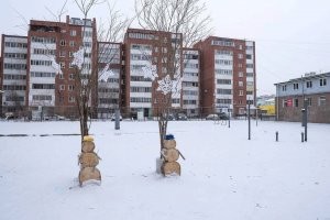 Говорят, и шкурки, и черепушки уже убрали... Остались деревянные "снеговики" и гигантские снежинки.