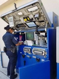 Это в какой стране в банкомате тётенька с пистолетом?